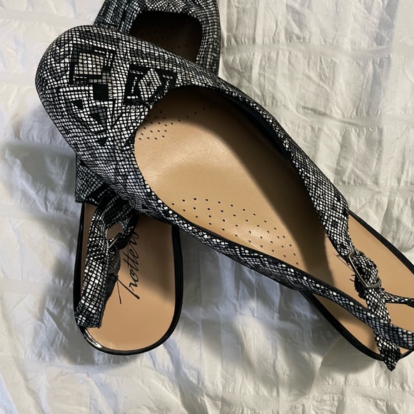 Black and White Patterned Women's Flats - Picture 1 of 3